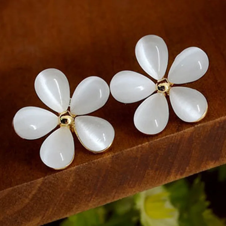 Korean version popular fashion small ornaments wholesale cat's eye stone flower Earrings
Korean version popular fashion small ornaments wholesale cat's eye stone flower Earrings