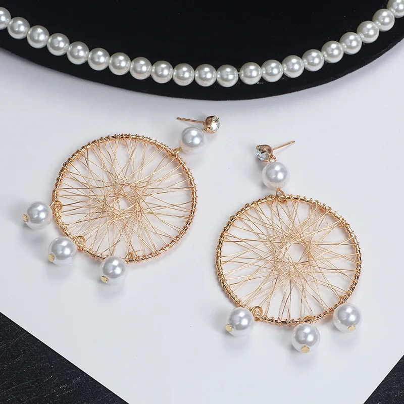 Korean version of fashion net pearl earrings vintage woven metal hoop earrings with a wide range of earrings
Korean version of fashion net pearl earrings vintage woven metal hoop earrings with a wide range of earrings
