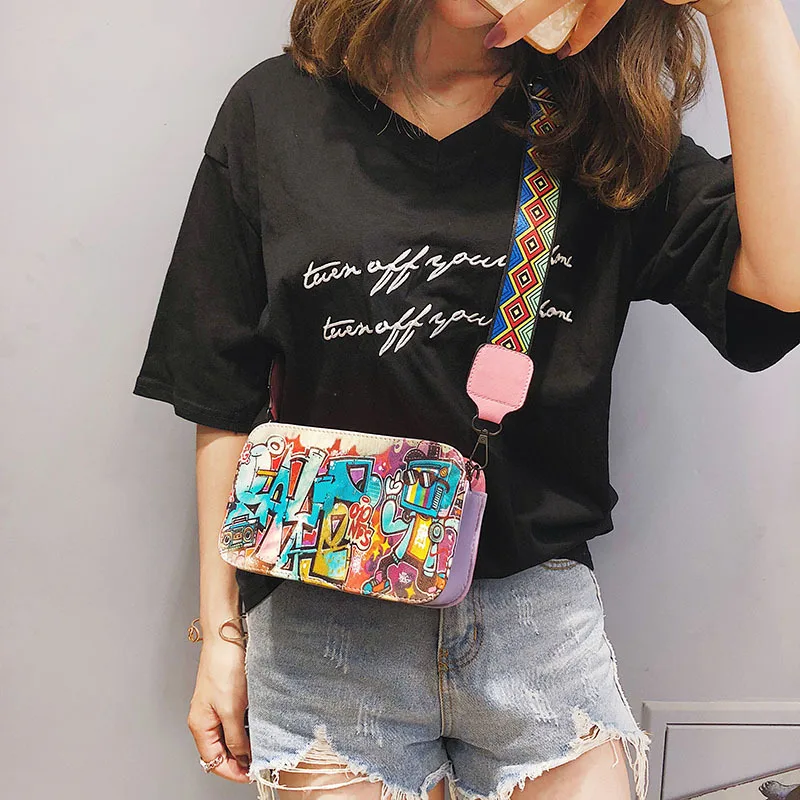 Ins super fire bag summer new small bag, 2018 new version of Broadway Korean version slanting broadband, honey small square bag.
Ins super fire bag summer new small bag, 2018 new version of Broadway Korean version slanting broadband, honey small square bag.