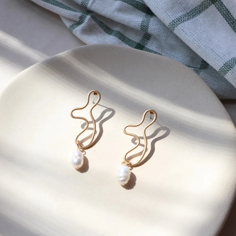 JUHU Wholesale female gold plated pearl earrings irregular shaped geometric drop earrings
JUHU Wholesale female gold plated pearl earrings irregular shaped geometric drop earrings