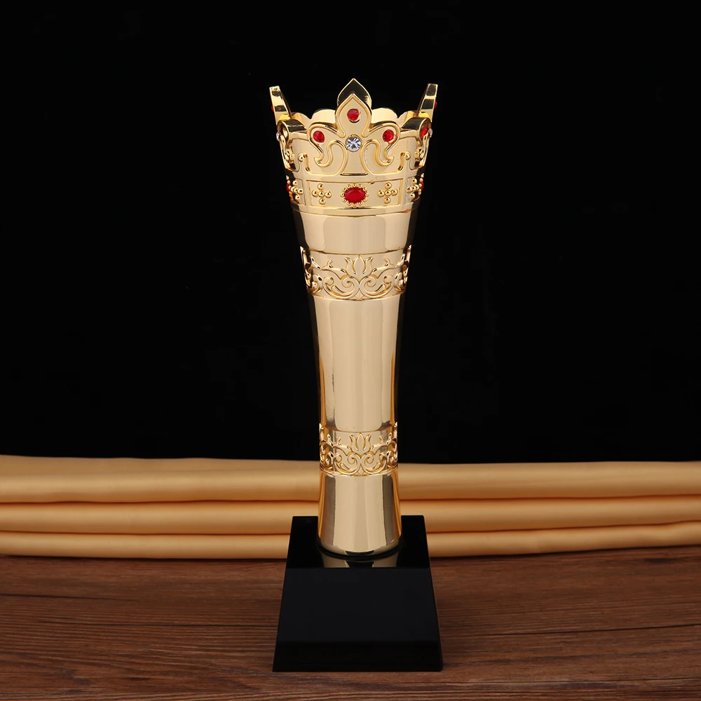 A coroação da coroa de metal troféu com resina de luxo custom made gravura troféu de cristal
