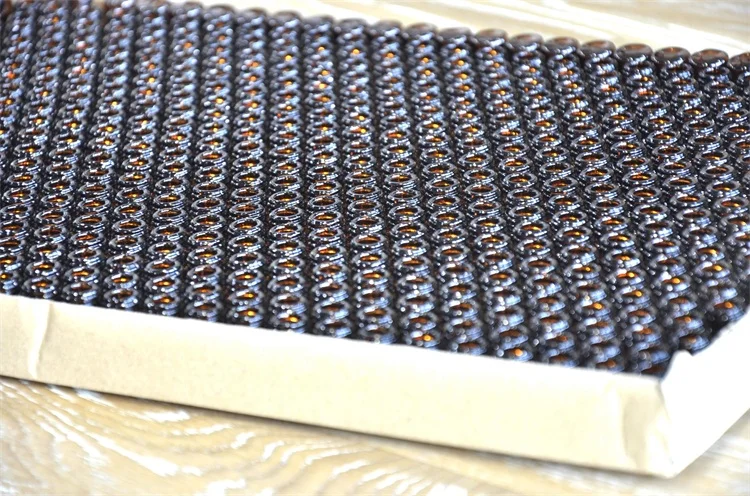 อำพันกลิ้งบน