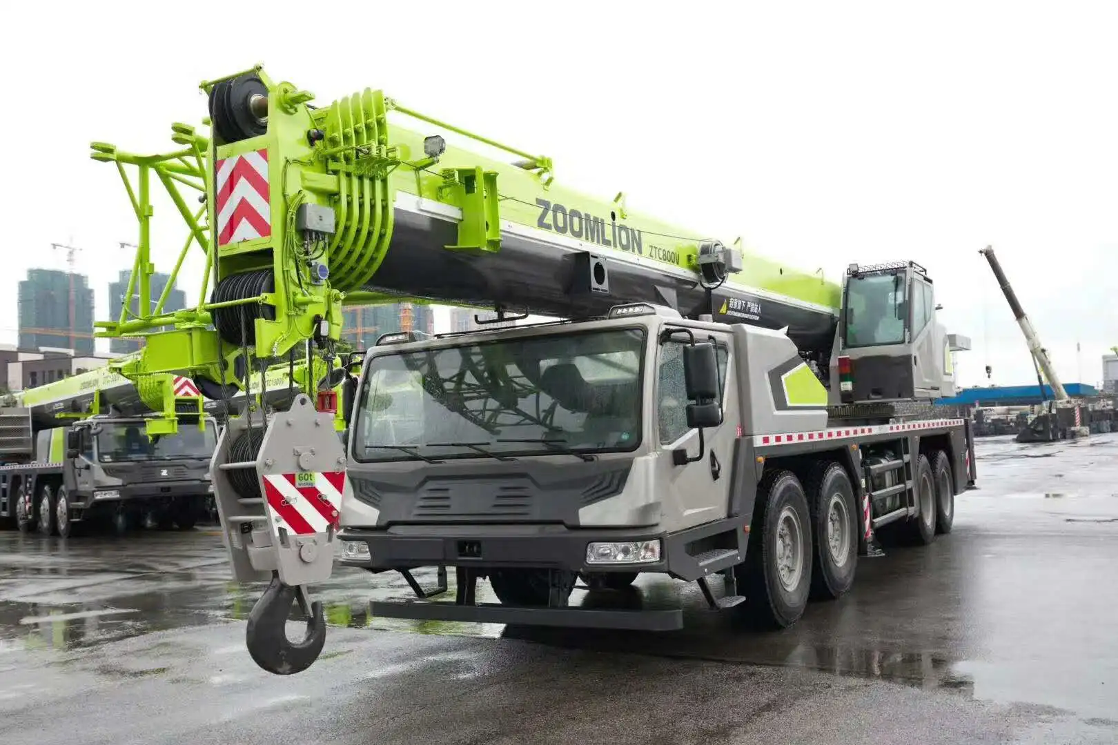 Zoomlion Crane with 80 ton lifting capacity QY80V. 
