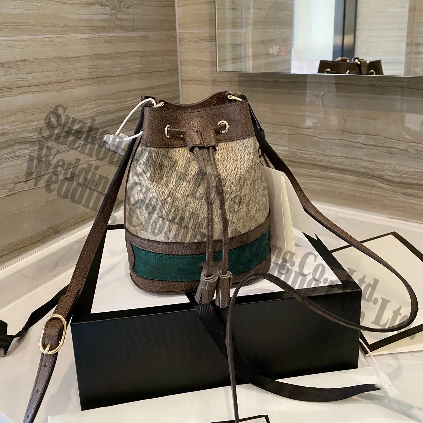 Women's Shoulder Bag Large-capacity Diagonal Bag with Splicing Bucket Version Bag
Women's Shoulder Bag Large-capacity Diagonal Bag with Splicing Bucket Version Bag