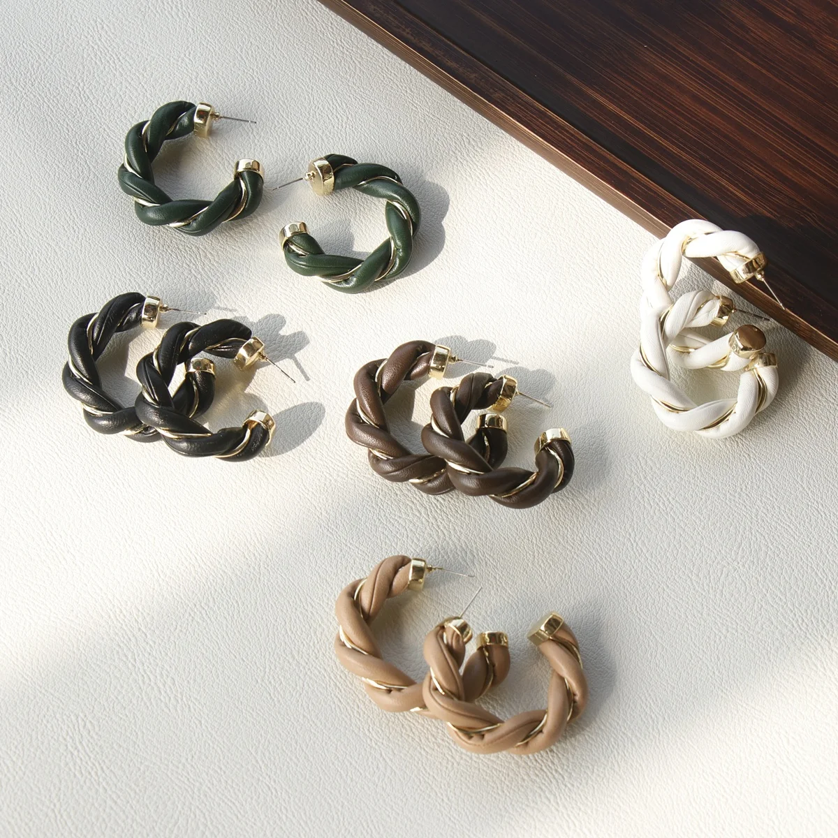 JUHU New Retro Alloy Stud Earrings twist C type simple and versatile temperament jewelry wholesale for women Girl, Colorful
JUHU New Retro Alloy Stud Earrings twist C type simple and versatile temperament jewelry wholesale for women Girl, Colorful