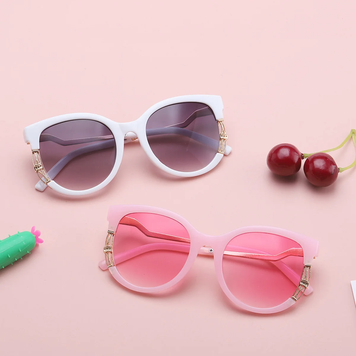 2021 New Fashion Style Kid's Sunglasses Anti UV Color Film Fashion Personality Sunglasses, 6 colors
2021 New Fashion Style Kid's Sunglasses Anti UV Color Film Fashion Personality Sunglasses, 6 colors
