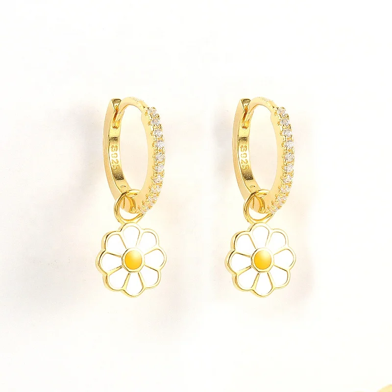 CANNER 2021 Summer Hot Sale fashion INS style 18K gold plated cute charming daisy flower pendant earrings jewelry for women
CANNER 2021 Summer Hot Sale fashion INS style 18K gold plated cute charming daisy flower pendant earrings jewelry for women