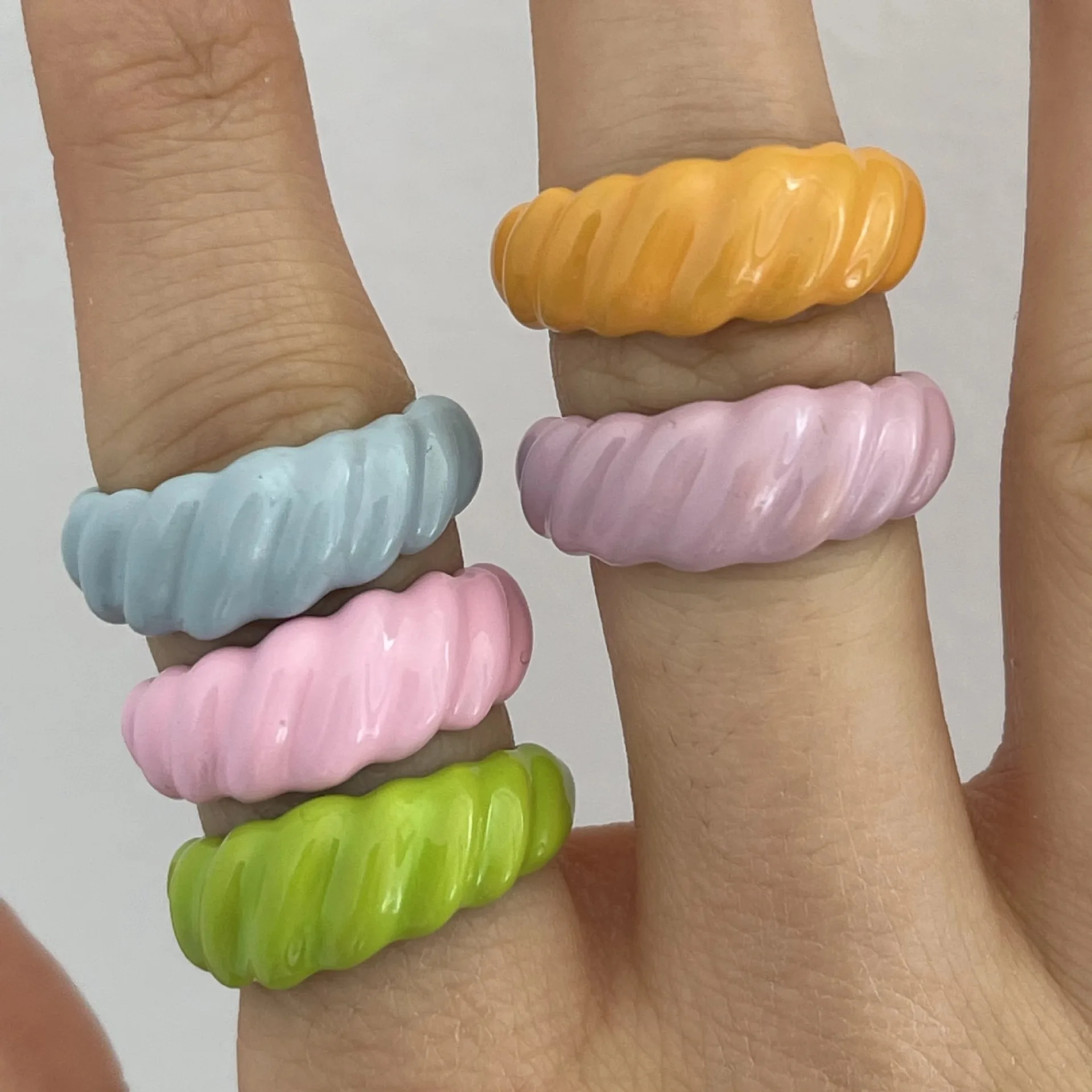 Chic minimalist jewelry women Macaron' color screw thread bread resin rings, Gold, silver
Chic minimalist jewelry women Macaron' color screw thread bread resin rings, Gold, silver