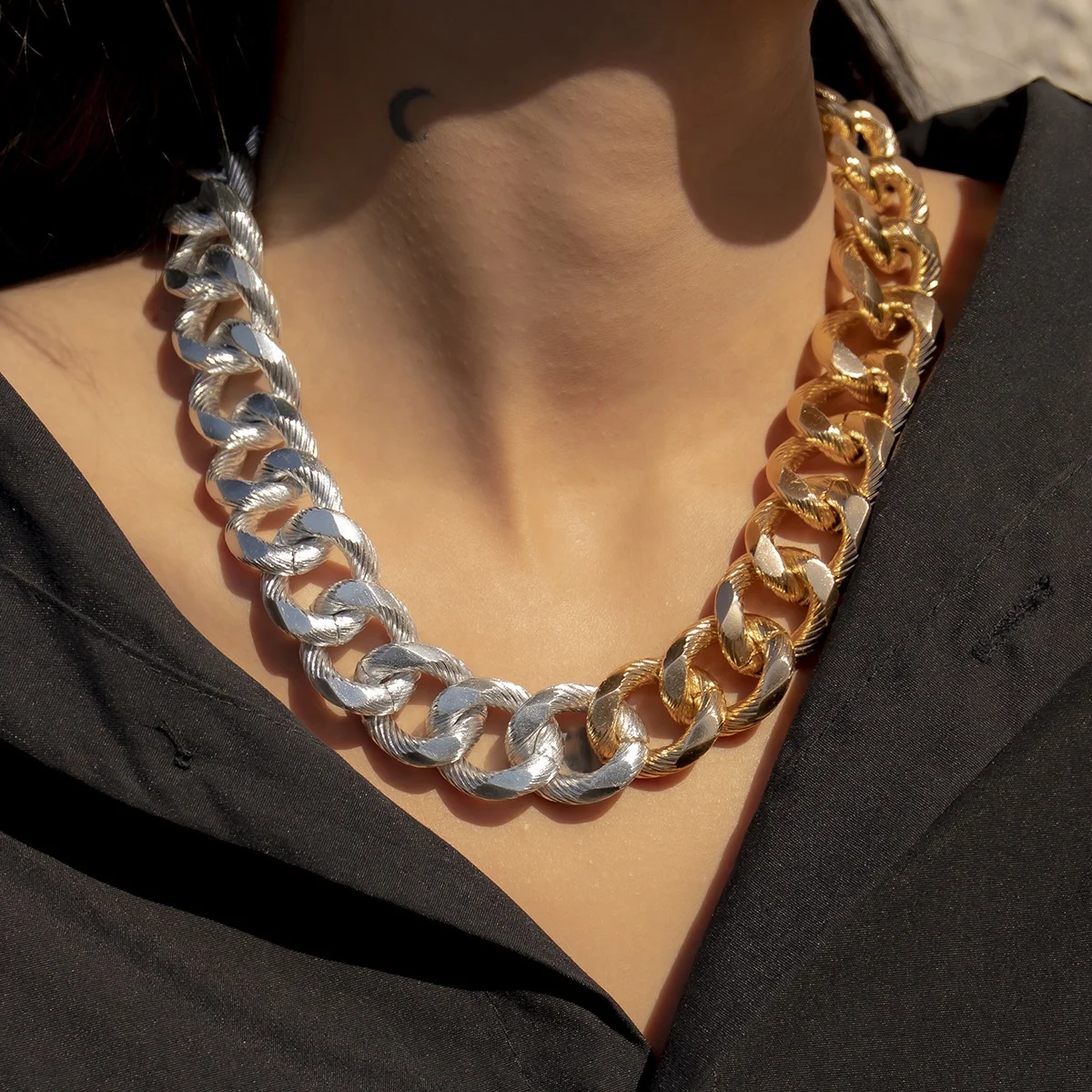 New Trendy Punk Single Layer Thick Chain Geometric Hip-Hop Stitching Pattern Aluminum Necklace For Women Simple Jewelry, Picture shows
New Trendy Punk Single Layer Thick Chain Geometric Hip-Hop Stitching Pattern Aluminum Necklace For Women Simple Jewelry, Picture shows