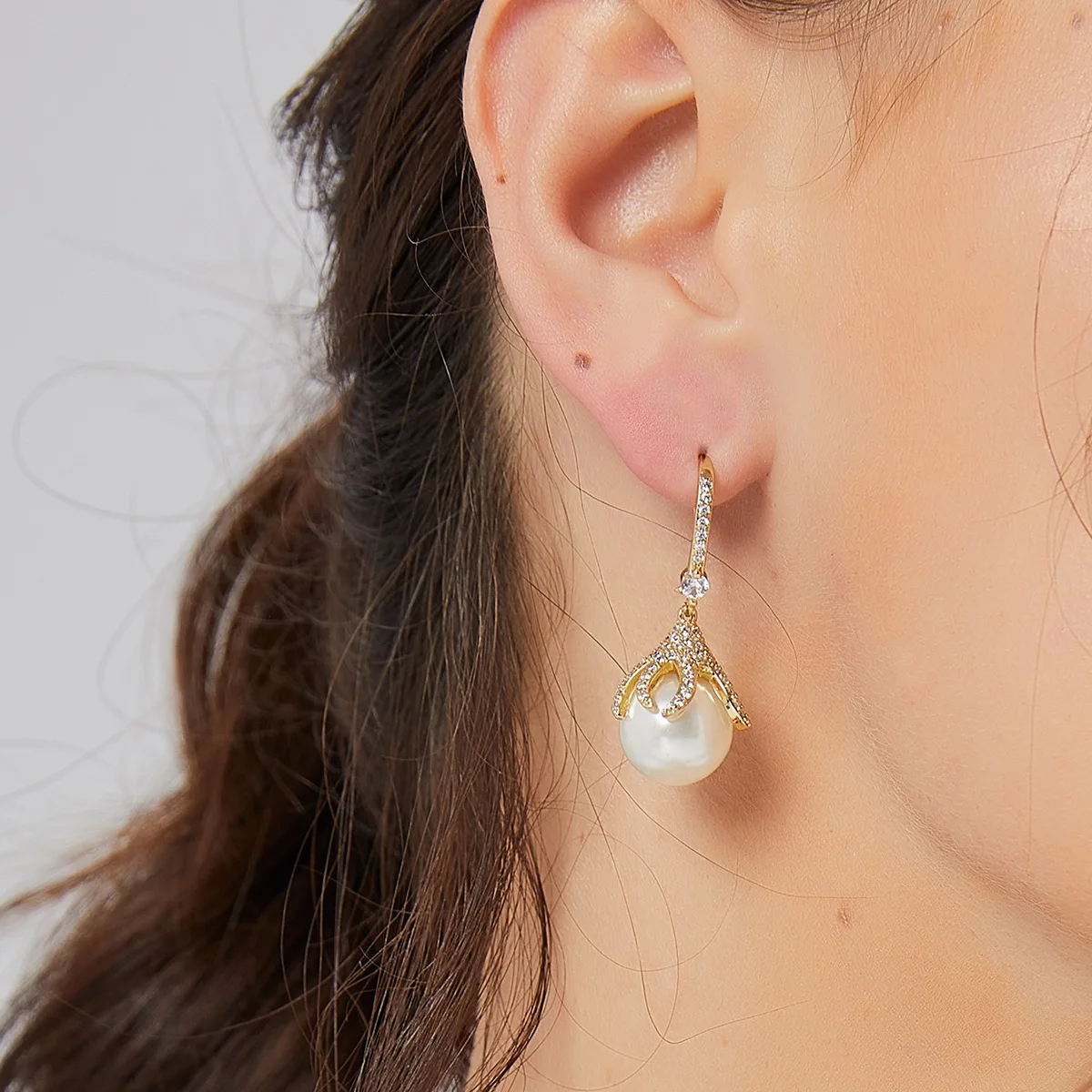 Pearl Pendant Earrings Brass gold-plated flower shape Earhook inlaid with zircon earrings jewelry
Pearl Pendant Earrings Brass gold-plated flower shape Earhook inlaid with zircon earrings jewelry