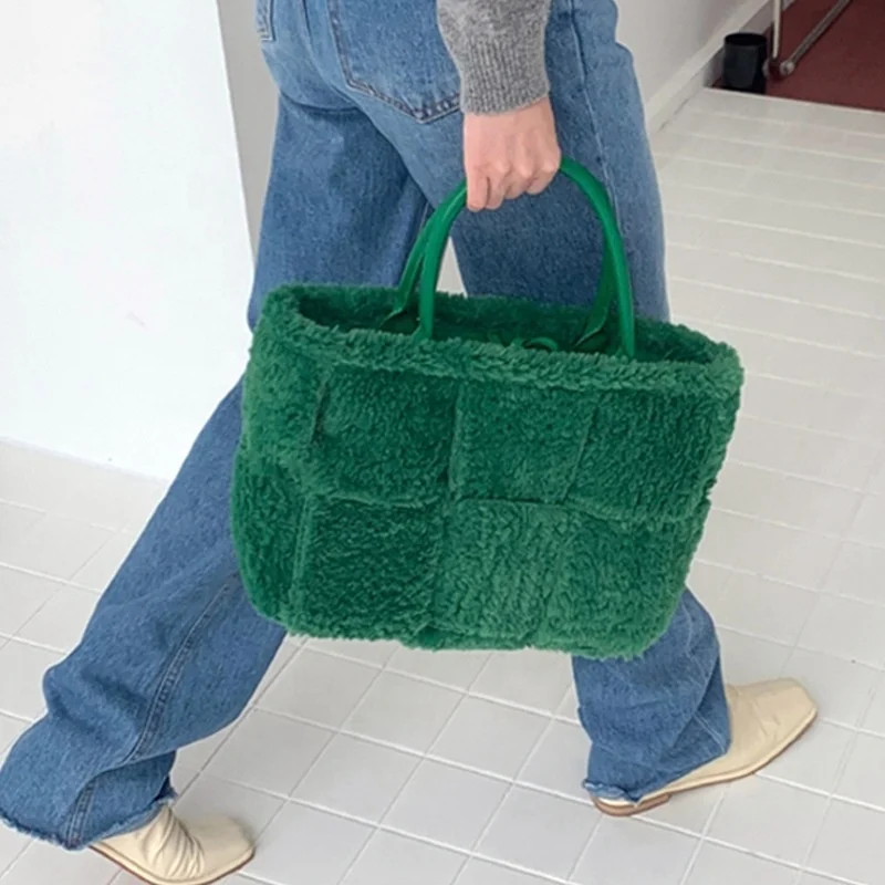 Korean version of the new lamb wool woven handbag personality fashion ladies trend soft plush comfortable large-capacity handbag
Korean version of the new lamb wool woven handbag personality fashion ladies trend soft plush comfortable large-capacity handbag