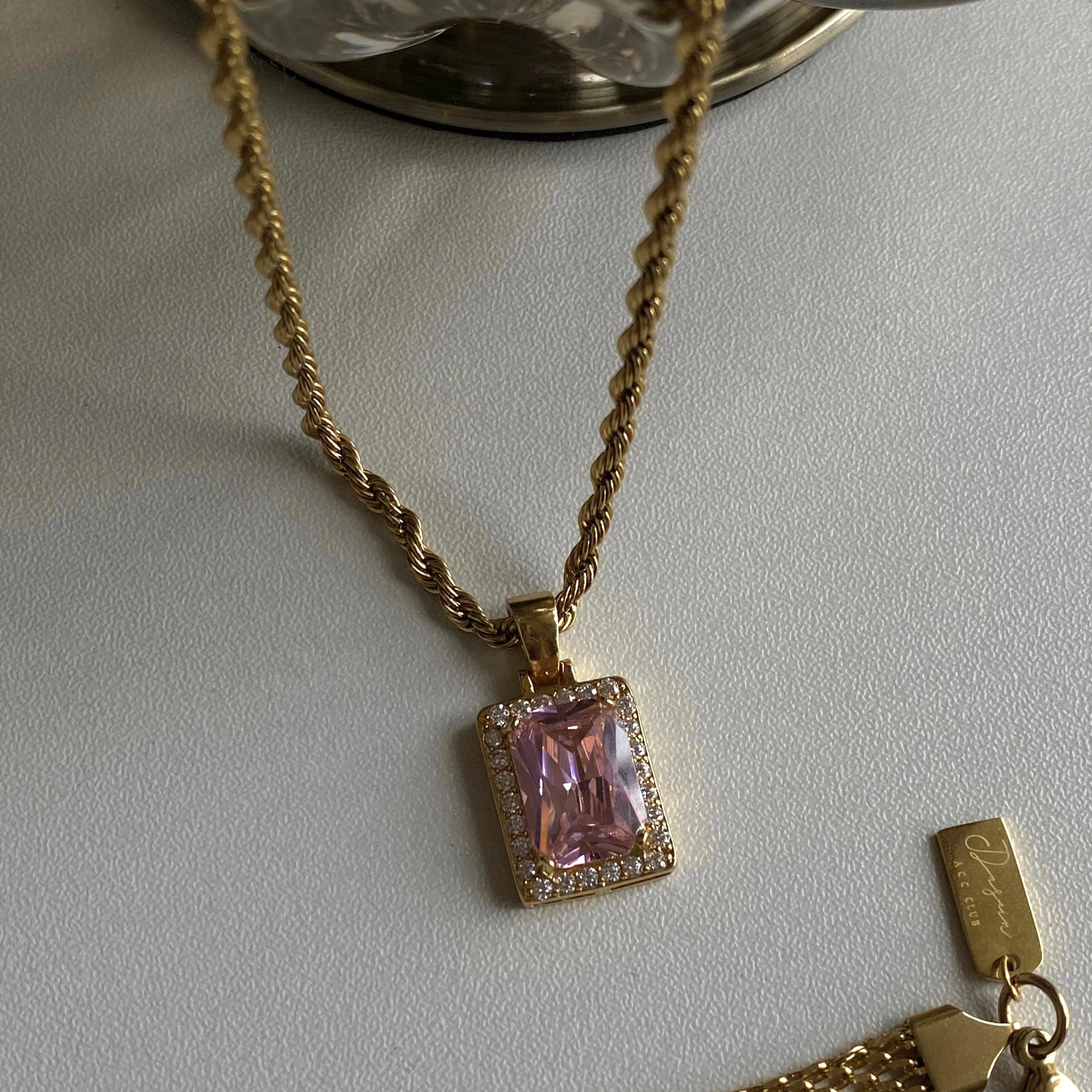2024 Dazan NEW Fashionable personality Fashion European And American Pink Square Zircon Twist Necklace For Women
2024 Dazan NEW Fashionable personality Fashion European And American Pink Square Zircon Twist Necklace For Women