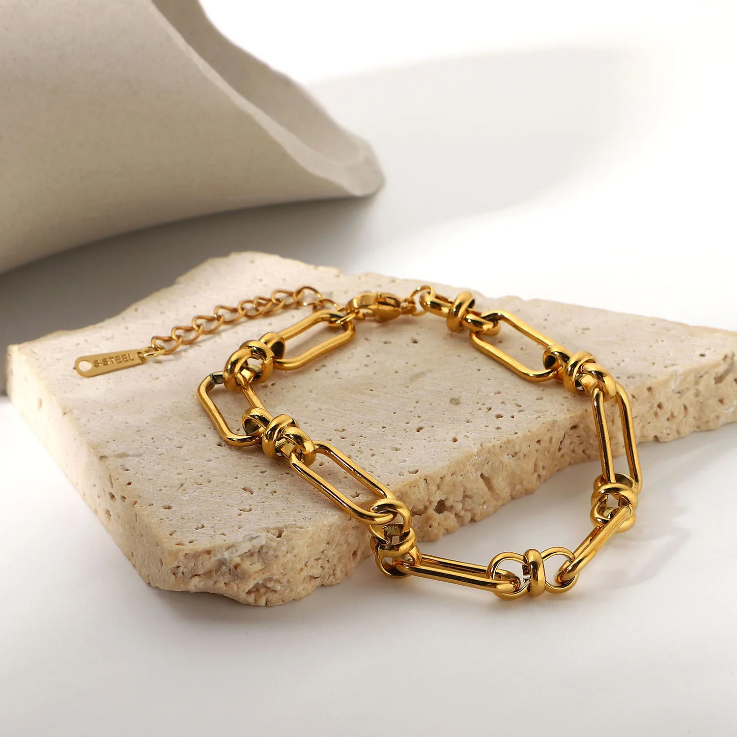Hip Hop Chain Cross Buckle Bracelet Fashion 18K Gold Stainless Steel Jewelry Bracelet For Women And Girls
Hip Hop Chain Cross Buckle Bracelet Fashion 18K Gold Stainless Steel Jewelry Bracelet For Women And Girls
