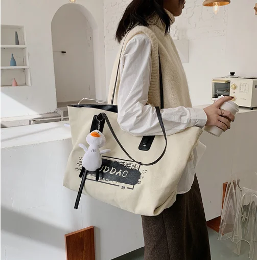 High capacity canvas with lovely hangtag shopping handbag fashion woman handbags 2020, Customized color
High capacity canvas with lovely hangtag shopping handbag fashion woman handbags 2020, Customized color