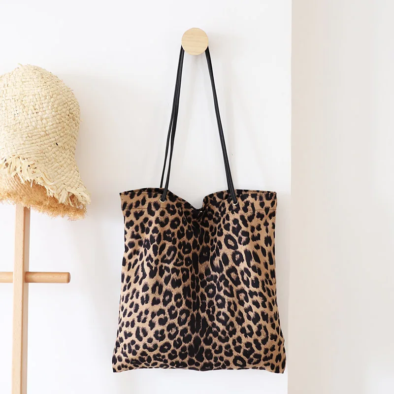 Fashion Korean Original Retro Hand Bag Ins Stylish Leopard Print Pattern Simple Canvas Cloth Handbag With Inner Phone Bag
Fashion Korean Original Retro Hand Bag Ins Stylish Leopard Print Pattern Simple Canvas Cloth Handbag With Inner Phone Bag