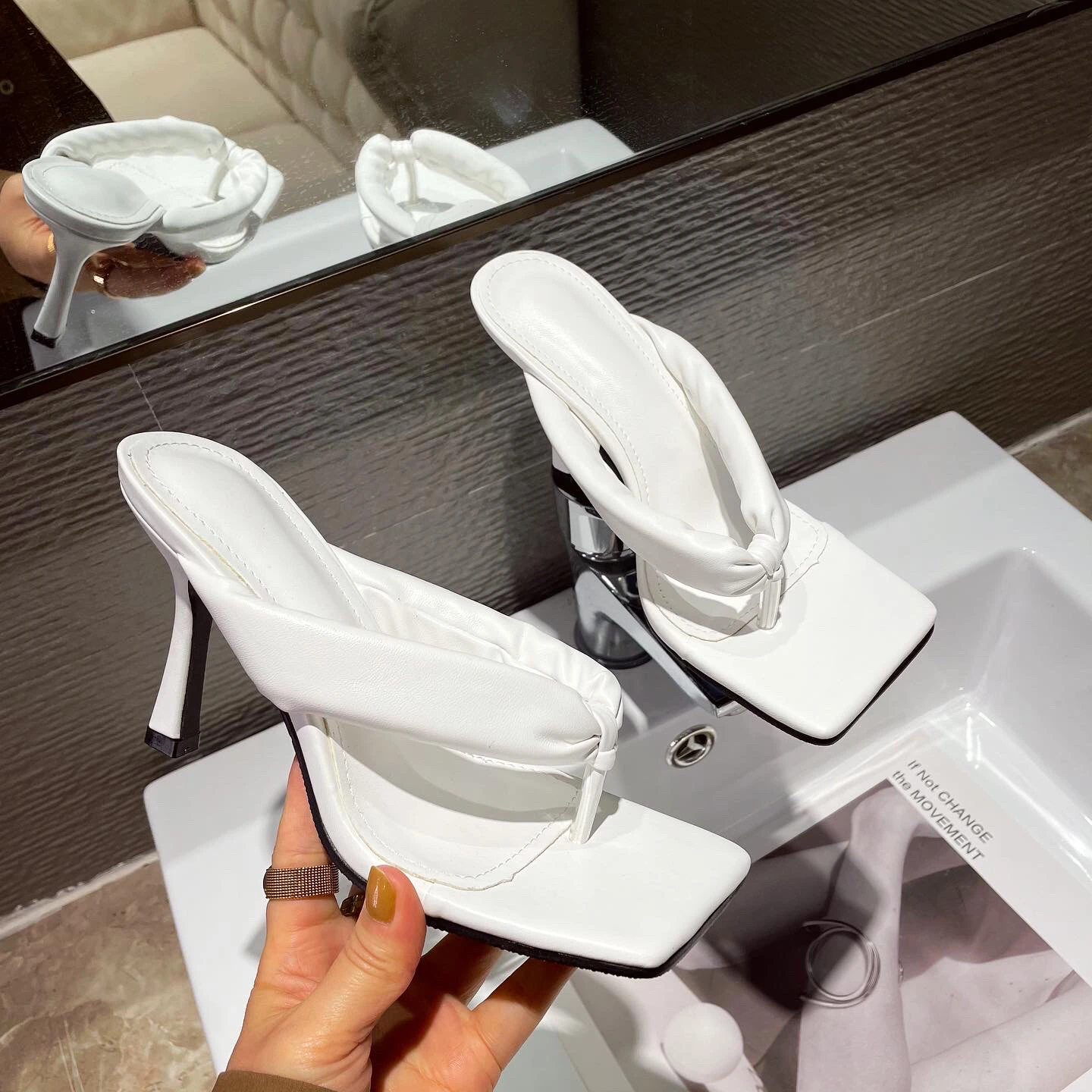 2021 new women's slippers summer outdoor women's high heels elegant pleated sandals herringbone slippers 35-42
2021 new women's slippers summer outdoor women's high heels elegant pleated sandals herringbone slippers 35-42