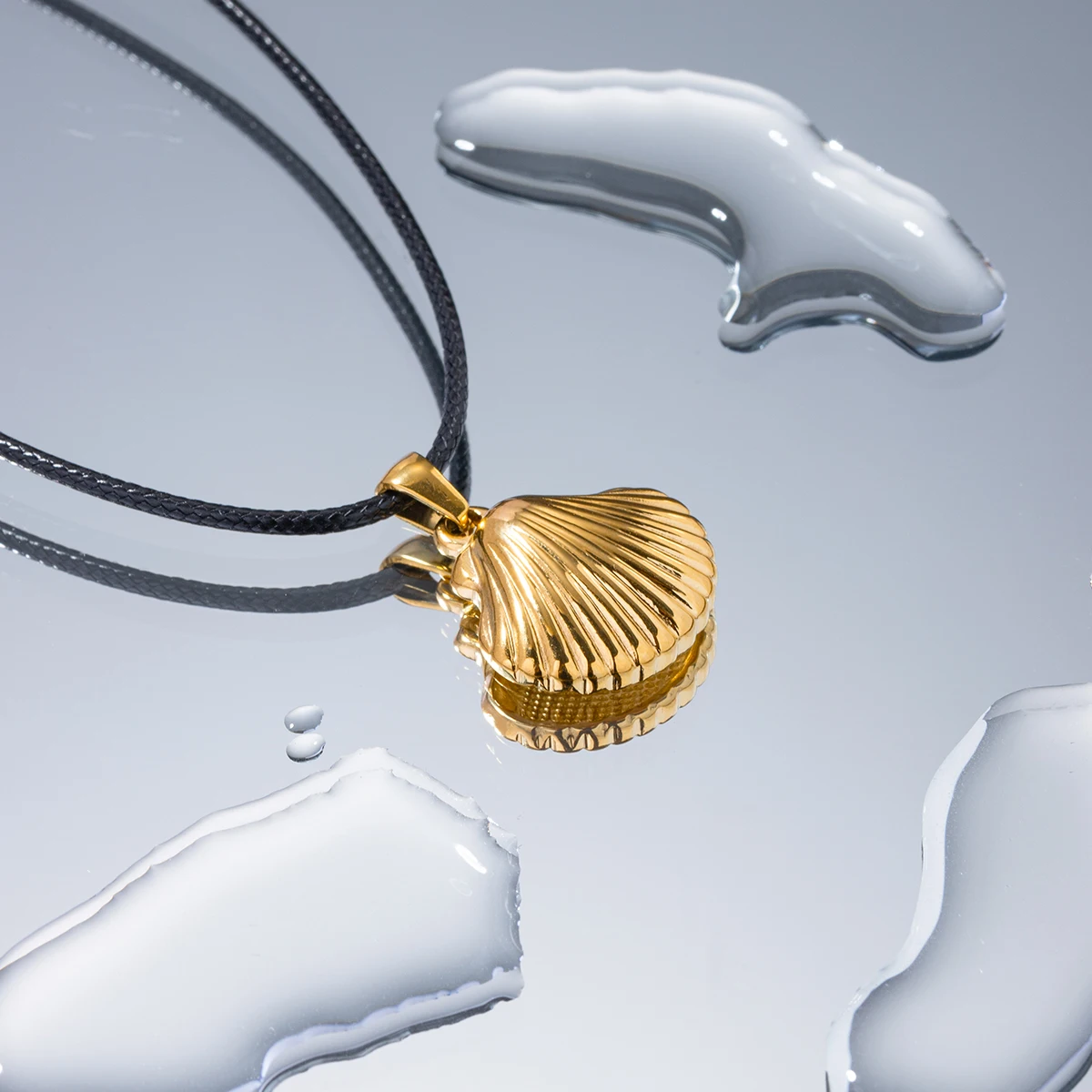 J&D New Trend 18K Gold-plated Stainless Steel For Women Black Cord Shell Texture Scallop Pendant Necklace
J&D New Trend 18K Gold-plated Stainless Steel For Women Black Cord Shell Texture Scallop Pendant Necklace