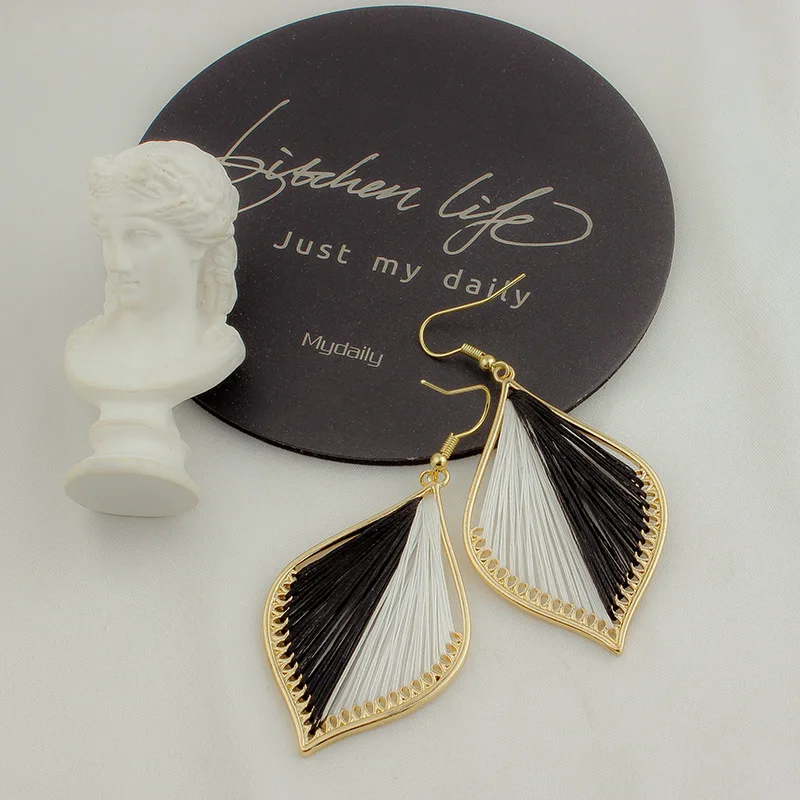 OUYE 2021 New Simple Leaf Metal Artificial Channeling Temperament European and American Style Alloy Earrings, Colorful
OUYE 2021 New Simple Leaf Metal Artificial Channeling Temperament European and American Style Alloy Earrings, Colorful