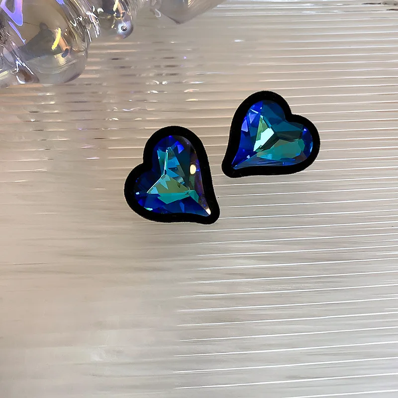 Wholesale 925 Silver flocking cool blue diamond glass drill heart stud earrings for women, As picture
Wholesale 925 Silver flocking cool blue diamond glass drill heart stud earrings for women, As picture