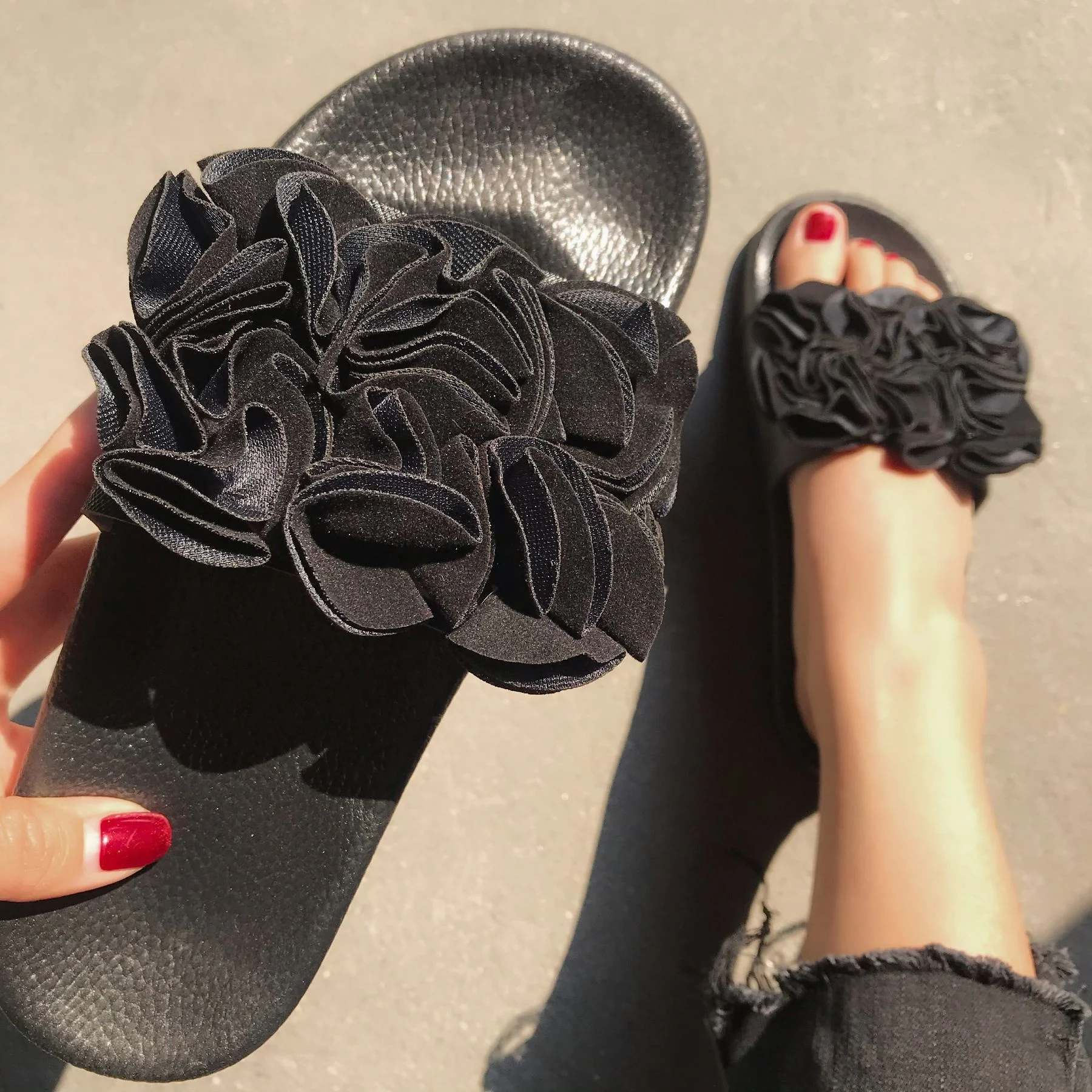 New Summer Slides with Rose Flat Slippers for Lady Summer Flip Flops for Girls Open Toe Women Slippers
New Summer Slides with Rose Flat Slippers for Lady Summer Flip Flops for Girls Open Toe Women Slippers