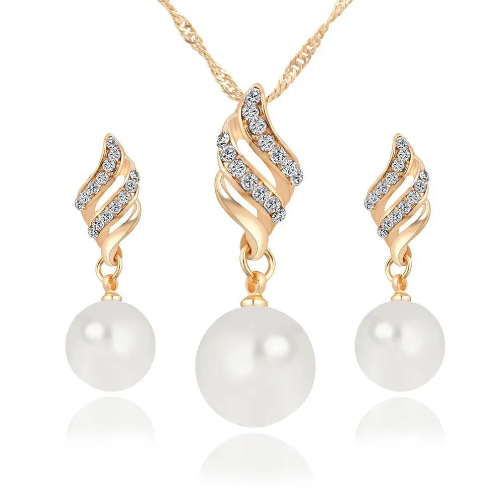 Fashion Spiral Crystal Diamond Flower Earrings for Women Designer Imitation Pearl Stud Necklace Jewelry Set
Fashion Spiral Crystal Diamond Flower Earrings for Women Designer Imitation Pearl Stud Necklace Jewelry Set