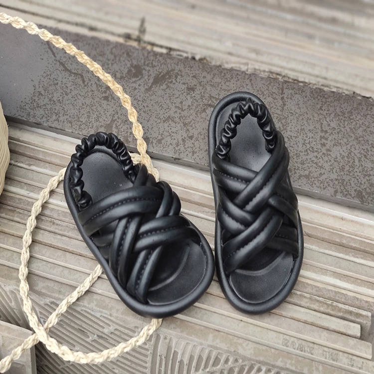 2021 summer new children's black and white woven sandals soft bottom cross fashion simple beach semi sandals
2021 summer new children's black and white woven sandals soft bottom cross fashion simple beach semi sandals