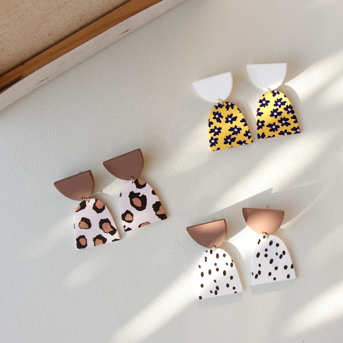 JUHU 2020 New original leopard spot earrings fashion simple print design geometric acrylic jewelry wholesale, Colorful
JUHU 2020 New original leopard spot earrings fashion simple print design geometric acrylic jewelry wholesale, Colorful