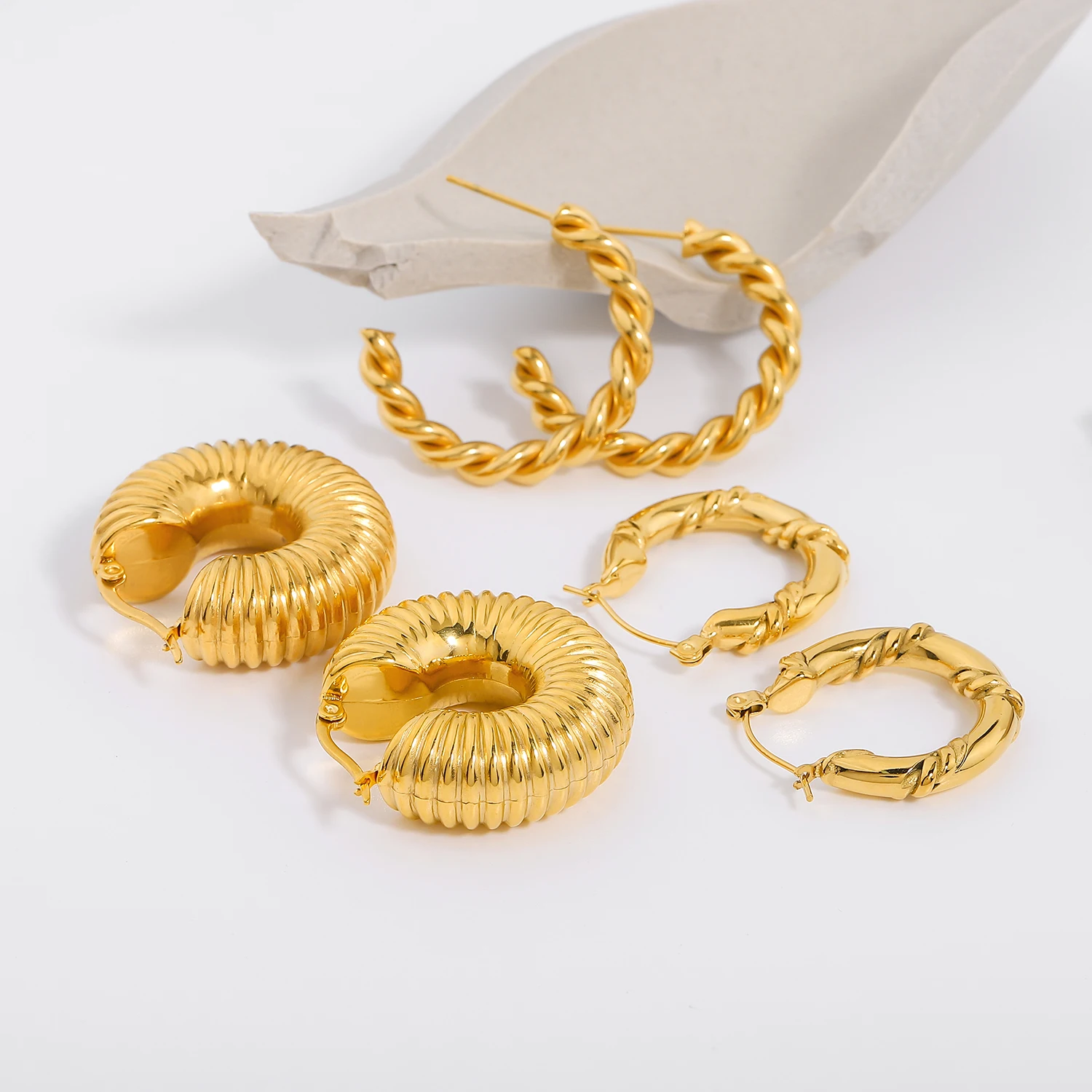 2021 New Trend Titanium Steel Hollow Dount Hoops stylish 18K Gold plated stainless steel entwined Half Hoop Earrings
2021 New Trend Titanium Steel Hollow Dount Hoops stylish 18K Gold plated stainless steel entwined Half Hoop Earrings