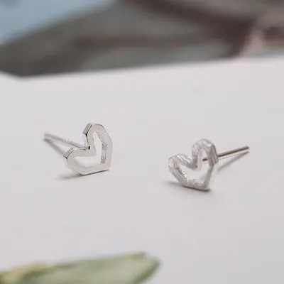 Mini Simple S925 Sterling Silver Hollow Heart Earrings Exquisite Love Heart Stud Earrings For Girls
Mini Simple S925 Sterling Silver Hollow Heart Earrings Exquisite Love Heart Stud Earrings For Girls