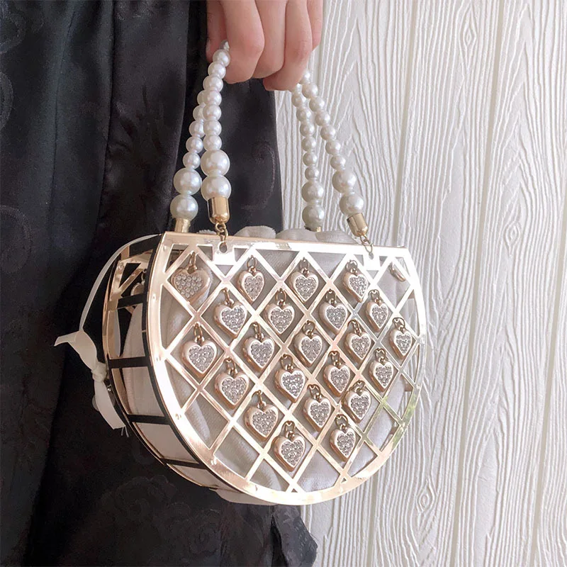 2021 new trendy lady metal hollow dinner pearl bag female ins fashion hearts purses hot selling luxury bag handbags for women, Apricot,black
2021 new trendy lady metal hollow dinner pearl bag female ins fashion hearts purses hot selling luxury bag handbags for women, Apricot,black