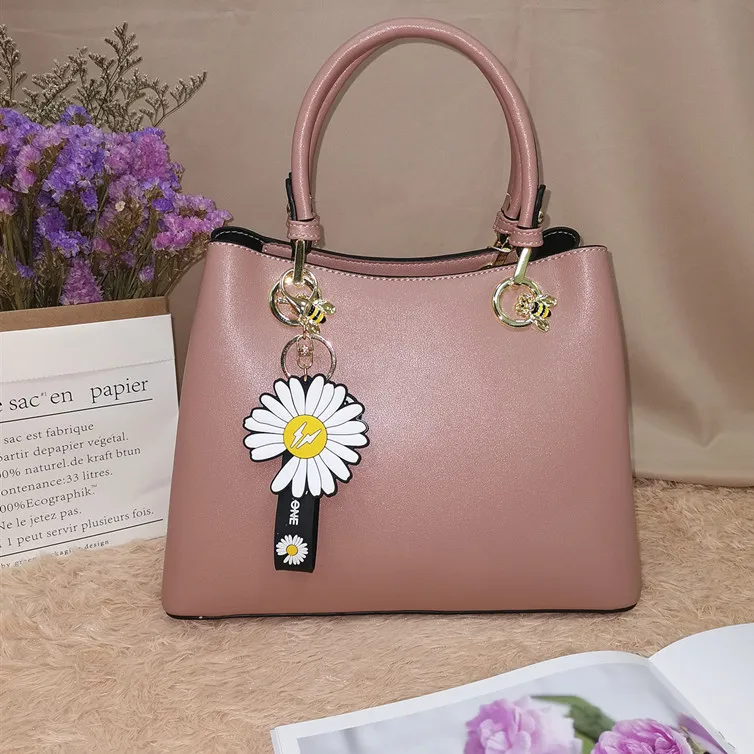 Factory popular messenger bag vegan leather big tote bag Guangzhou oem handbags for women
Factory popular messenger bag vegan leather big tote bag Guangzhou oem handbags for women