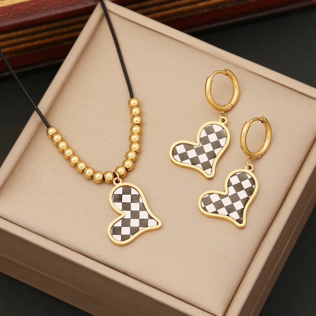 Fashion Black White 18k Gold Plated Heart Pendant Necklace Earring Stainless Steel Enamel jewelry Set Women
Fashion Black White 18k Gold Plated Heart Pendant Necklace Earring Stainless Steel Enamel jewelry Set Women