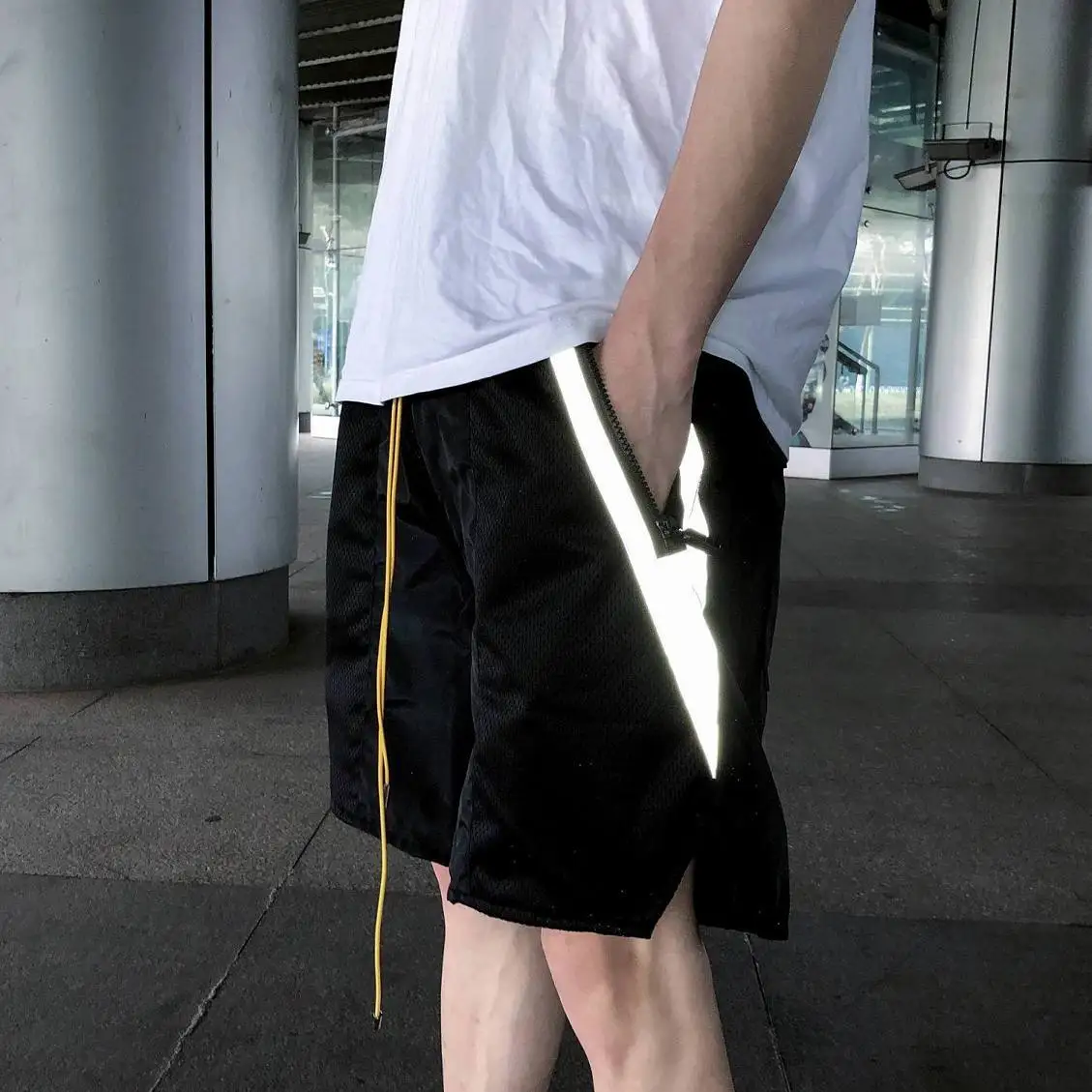 2021 new reflective nylon shorts loose casual men's shorts, Welcom to customize 
2021 new reflective nylon shorts loose casual men's shorts, Welcom to customize