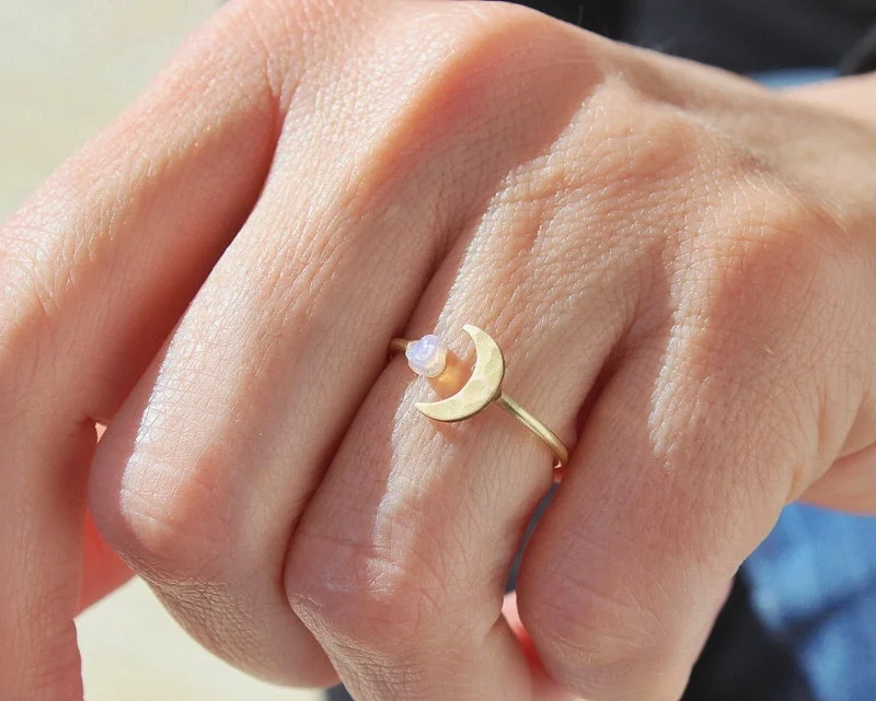 Best selling brass gold plated romantic moon shaped inlay small gemstone adjustable rings for women jewelry
Best selling brass gold plated romantic moon shaped inlay small gemstone adjustable rings for women jewelry