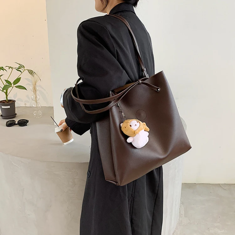 Custom Smooth Leather Ladies Classic Big Hand Bag Simple Women Bucket Handbag With Cute Bear, Customizable
Custom Smooth Leather Ladies Classic Big Hand Bag Simple Women Bucket Handbag With Cute Bear, Customizable