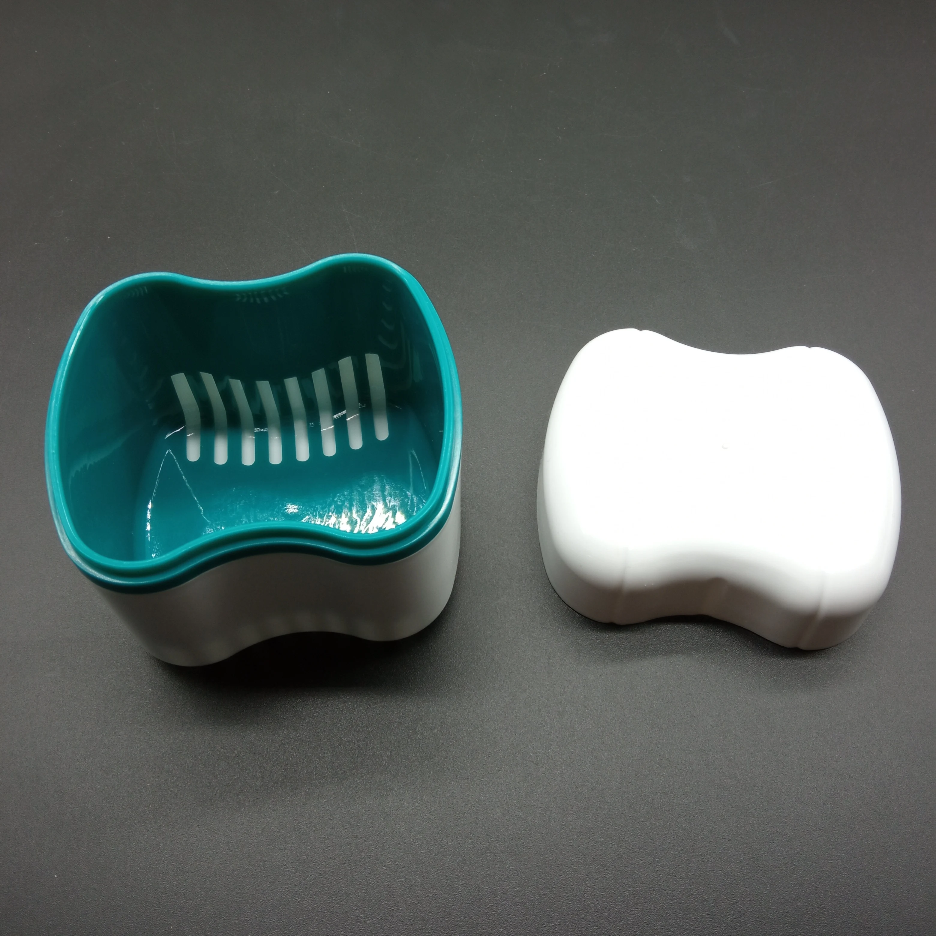 White detachable plastic denture case blue drainage basket Denture cleaning case with brush, Customizable
White detachable plastic denture case blue drainage basket Denture cleaning case with brush, Customizable