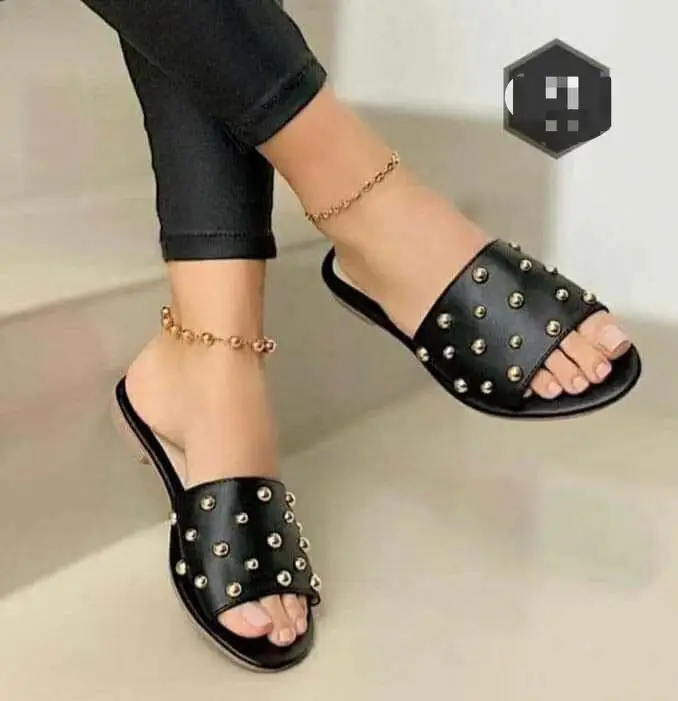 2021 Europe & American fashion rivet women summer square head outdoor plus size flat slippers, Black, gold
2021 Europe & American fashion rivet women summer square head outdoor plus size flat slippers, Black, gold