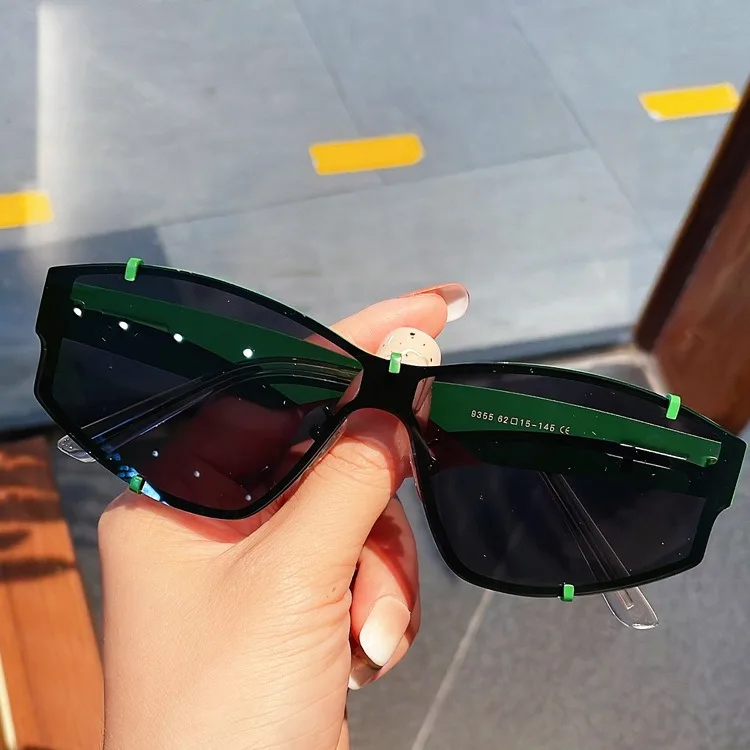 2023 Fashion retro women oversized big frame sunglasses outdoor vintage one piece square sunglasses
2023 Fashion retro women oversized big frame sunglasses outdoor vintage one piece square sunglasses
