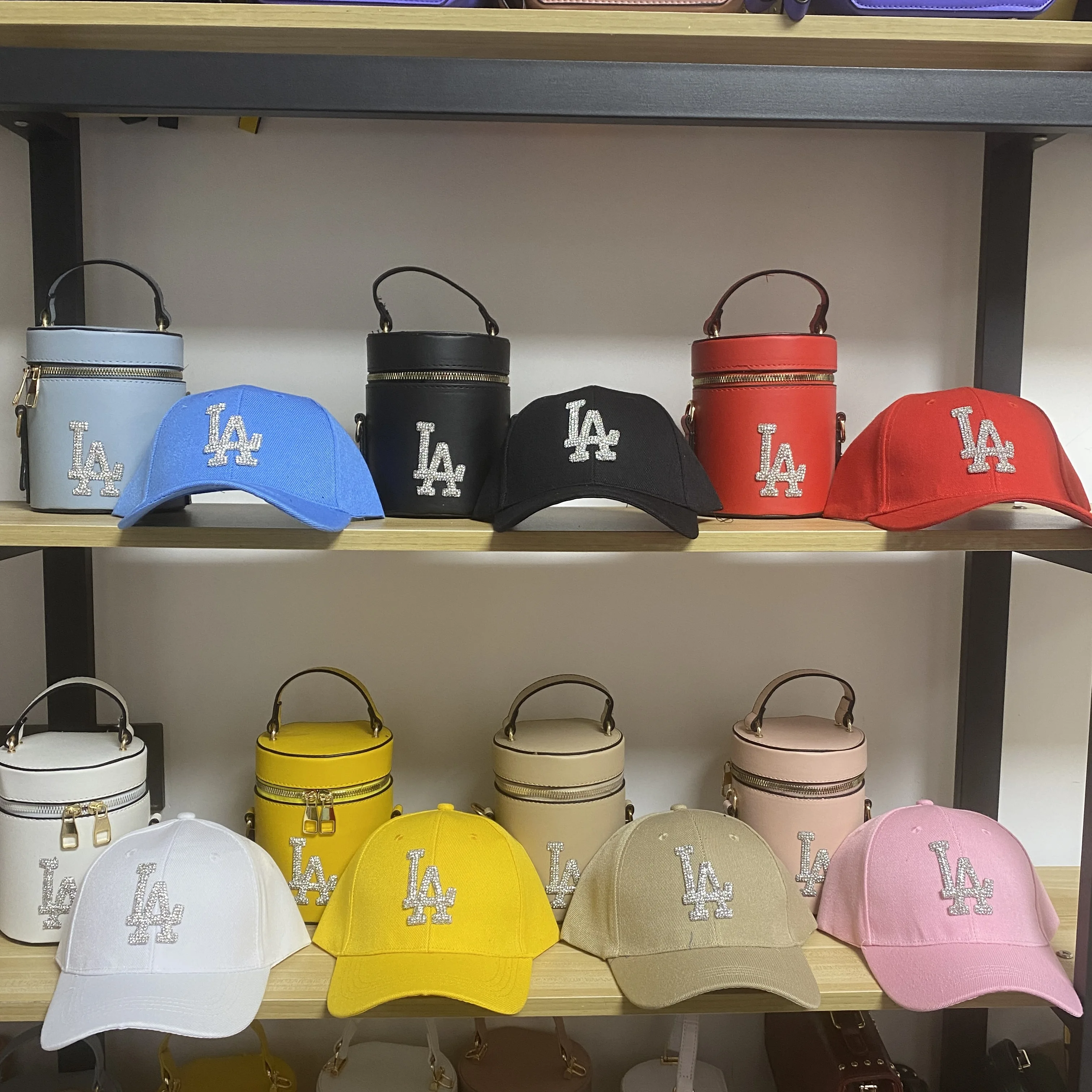 2021 New Trendy LA Purses and Handbags Lady Luxury Women LA Hats and Bags Fashion Designer PU Leather LA Hats and Purse Set, 7 colors
2021 New Trendy LA Purses and Handbags Lady Luxury Women LA Hats and Bags Fashion Designer PU Leather LA Hats and Purse Set, 7 colors