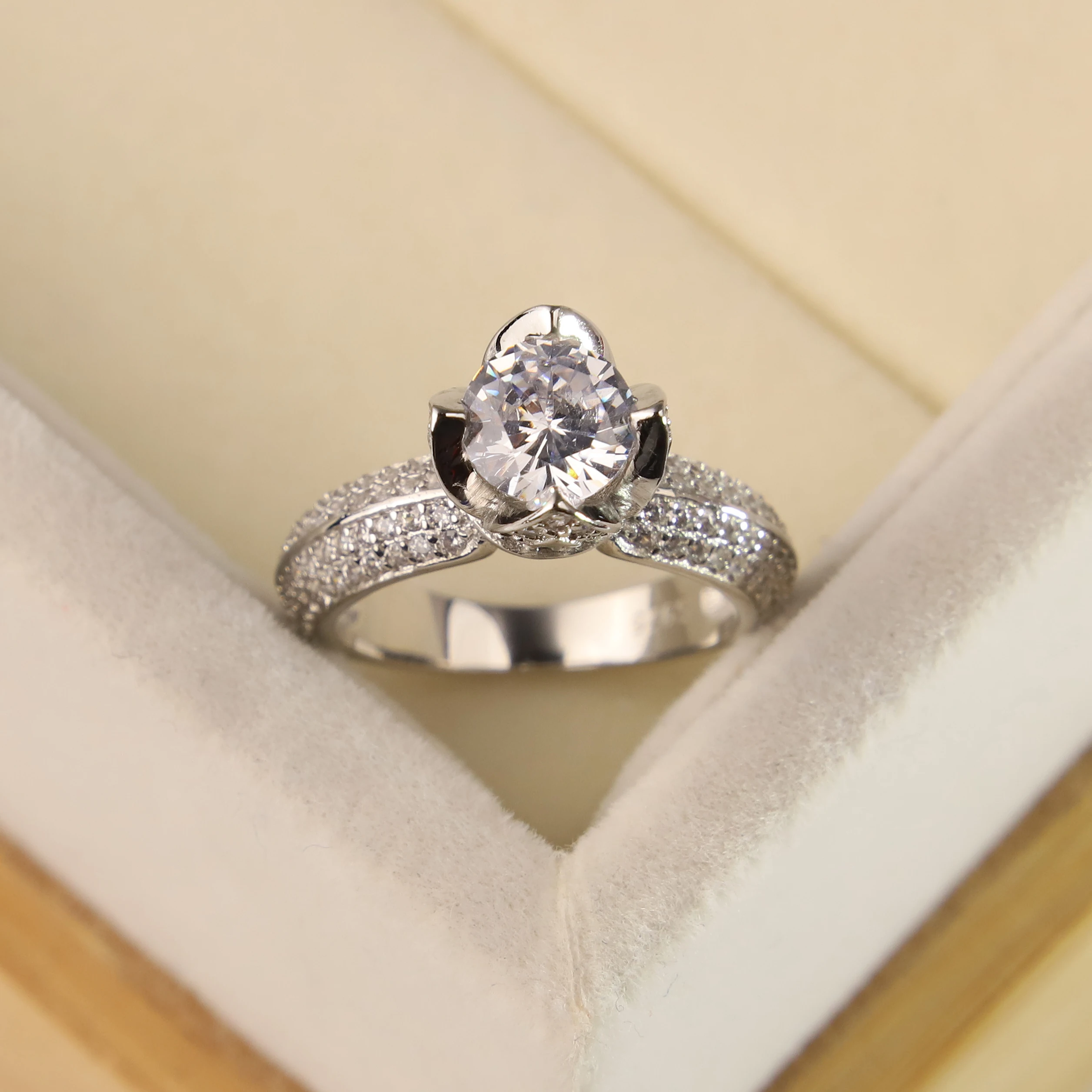 Ms best-selling Europe and the United States 925 sterling silver fashion wedding flower ring bud zircon crystal jewelry gifts
Ms best-selling Europe and the United States 925 sterling silver fashion wedding flower ring bud zircon crystal jewelry gifts