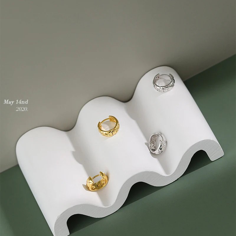 SP Korean New Fashion INS Style Minimalist S925 Sterling Silver Made Rhombus Pattern Chunky Hoop Earrings
SP Korean New Fashion INS Style Minimalist S925 Sterling Silver Made Rhombus Pattern Chunky Hoop Earrings