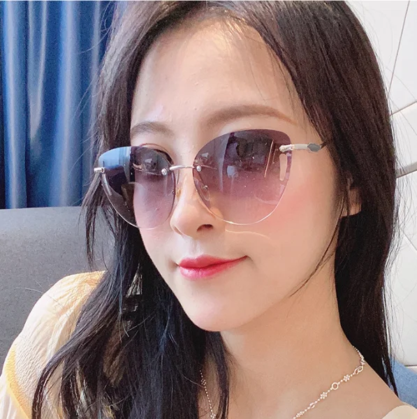 New trend rimless sunglasses European and American sunglasses street shoot sunglasses
New trend rimless sunglasses European and American sunglasses street shoot sunglasses