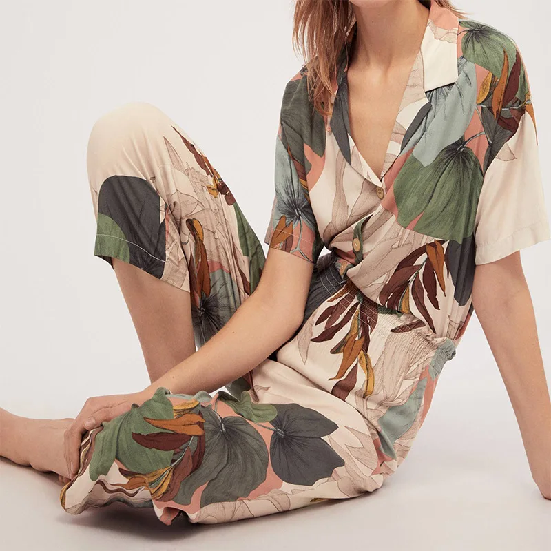 Pajamas Women's Short-sleeved Cropped Trousers Pajamas Set with Leaves Printing Lapel Casual Large Size Loose Style Home Clothes, As show
Pajamas Women's Short-sleeved Cropped Trousers Pajamas Set with Leaves Printing Lapel Casual Large Size Loose Style Home Clothes, As show
