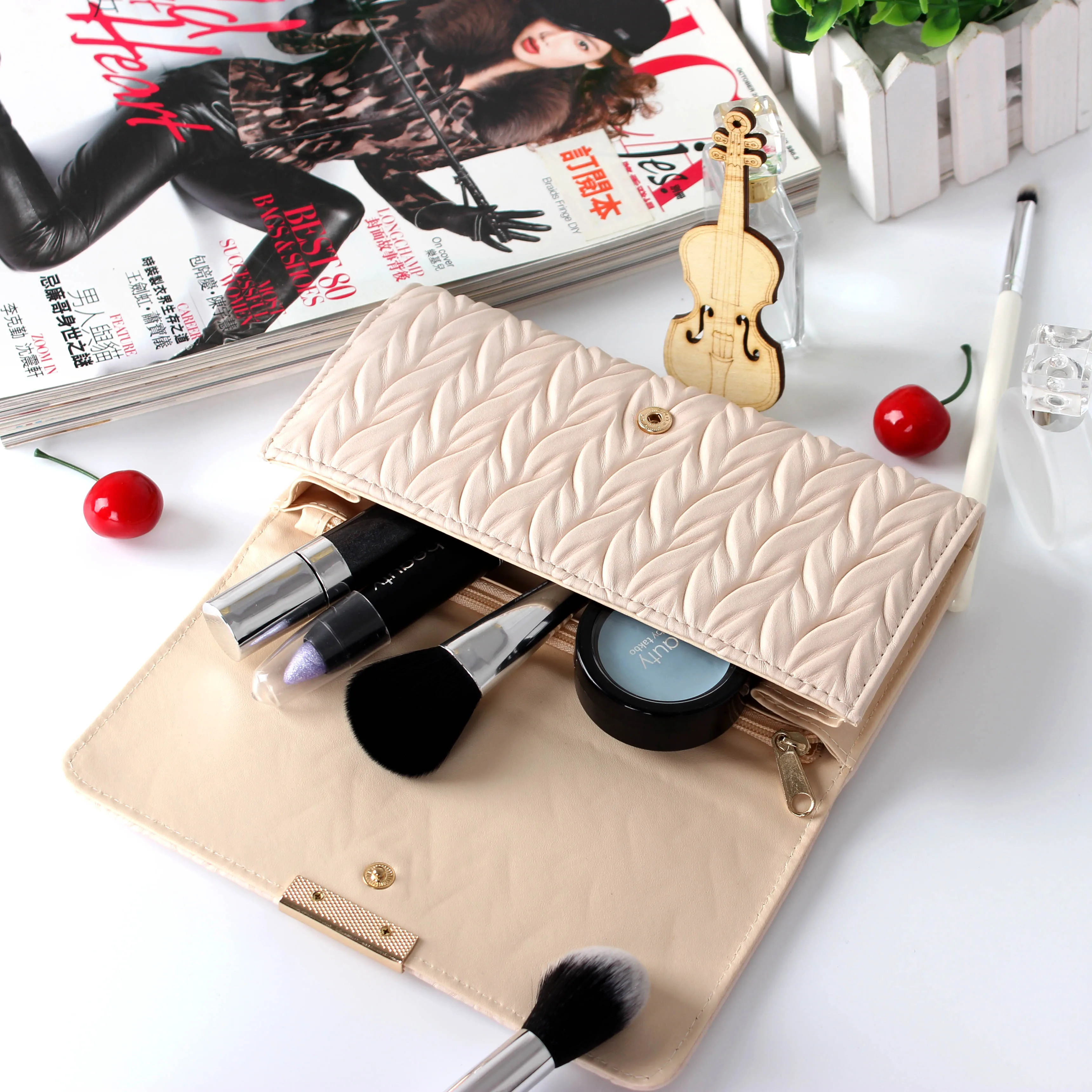 Low MOQ Custom Logo Waterproof Cosmetic Bags Travel Portable Makeup Brushes Bag Holder Cases Beige Makeup Bag
Low MOQ Custom Logo Waterproof Cosmetic Bags Travel Portable Makeup Brushes Bag Holder Cases Beige Makeup Bag