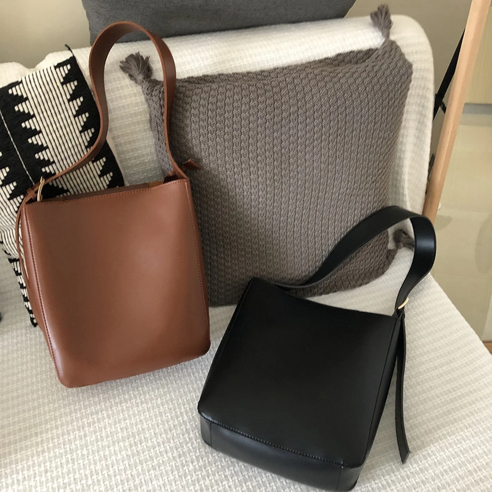 XP1381 2021 spring and summer texture retro bucket bag wide shoulder strap large capacity versatile simple shoulder handbag
XP1381 2021 spring and summer texture retro bucket bag wide shoulder strap large capacity versatile simple shoulder handbag