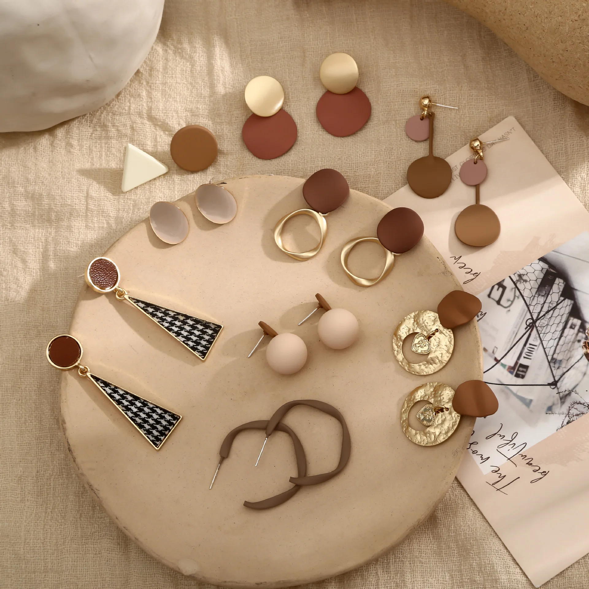 2021 New Simple Style Hot Selling Wood Retro Alloy Hoop Pendant Stud Earrings For Women Gift Jewelry Set
2021 New Simple Style Hot Selling Wood Retro Alloy Hoop Pendant Stud Earrings For Women Gift Jewelry Set