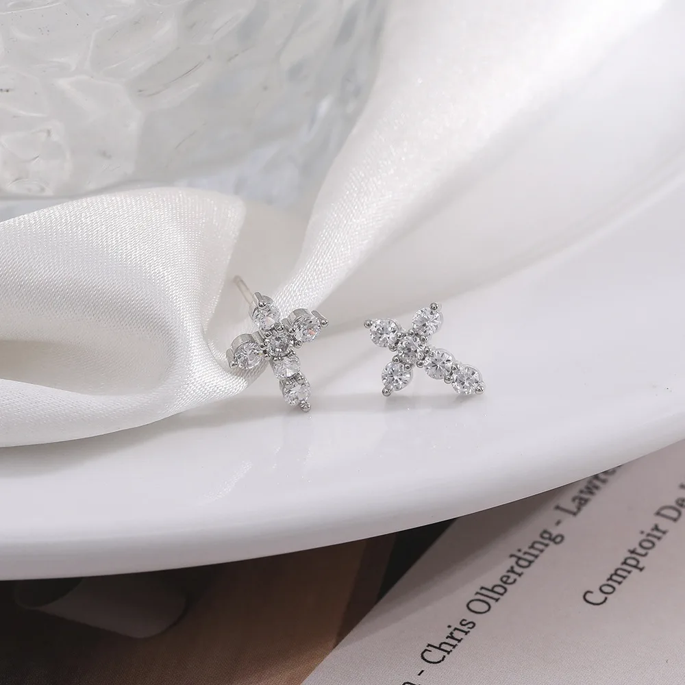Fashion Hot Sale Ins Silver Plated Crystal Cross Stud Earrings Silver Color Diamond Cross Earrings For Women Girls
Fashion Hot Sale Ins Silver Plated Crystal Cross Stud Earrings Silver Color Diamond Cross Earrings For Women Girls
