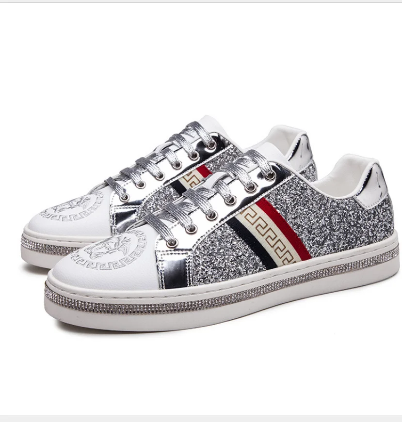 New men's board shoes, casual white shoes, Korean version of the trend of Medusa embroidered hot diamond trendy shoescasual shoe
New men's board shoes, casual white shoes, Korean version of the trend of Medusa embroidered hot diamond trendy shoescasual shoe
