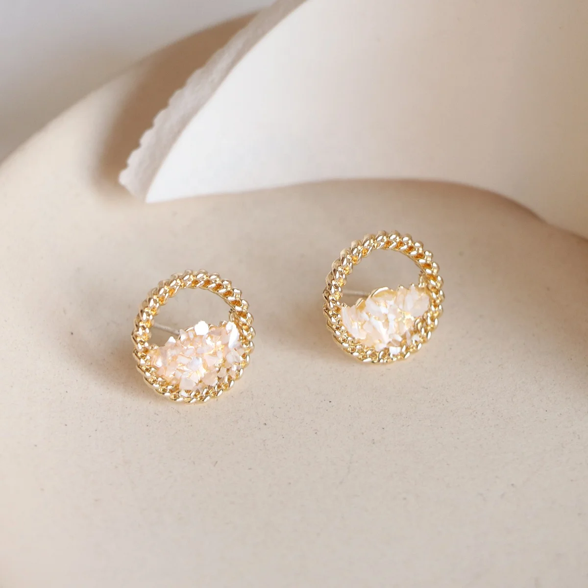 JUHU Minimalist Round Hollow Alloy Shell Stud Earrings For Women Fashion Jewelry Wholesale, Gold
JUHU Minimalist Round Hollow Alloy Shell Stud Earrings For Women Fashion Jewelry Wholesale, Gold