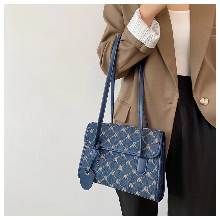 KALANTA Women Luxury Designer Retro PrintedSmall Square Handbag Shoulder Wide Strap Chain With Scarves and Pendant Messenger Bag
KALANTA Women Luxury Designer Retro PrintedSmall Square Handbag Shoulder Wide Strap Chain With Scarves and Pendant Messenger Bag